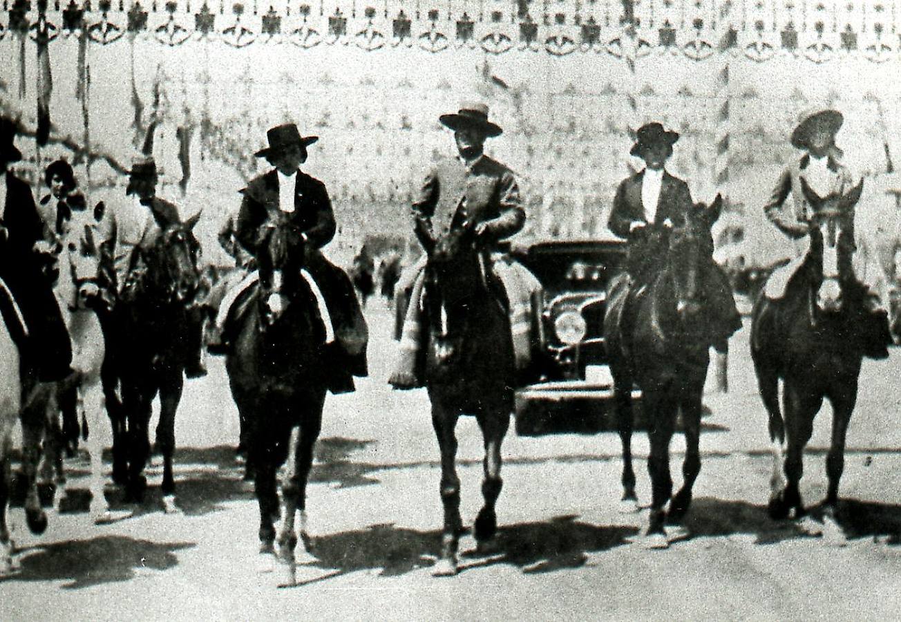 Tradicional paseo de caballos en la Feria de Abril de Sevilla de 1933