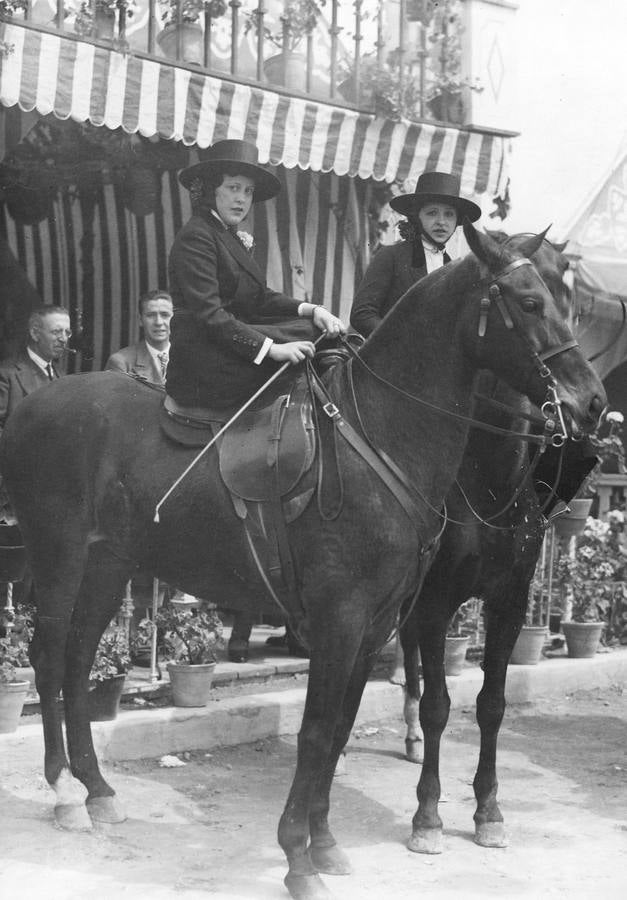 Amazonas ataviadas a la andaluza en la Feria de Abril de Sevilla de 1932