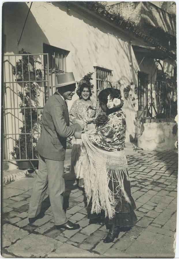 Una pareja se prepara para ir a la Feria de Abril de Sevilla de 1934