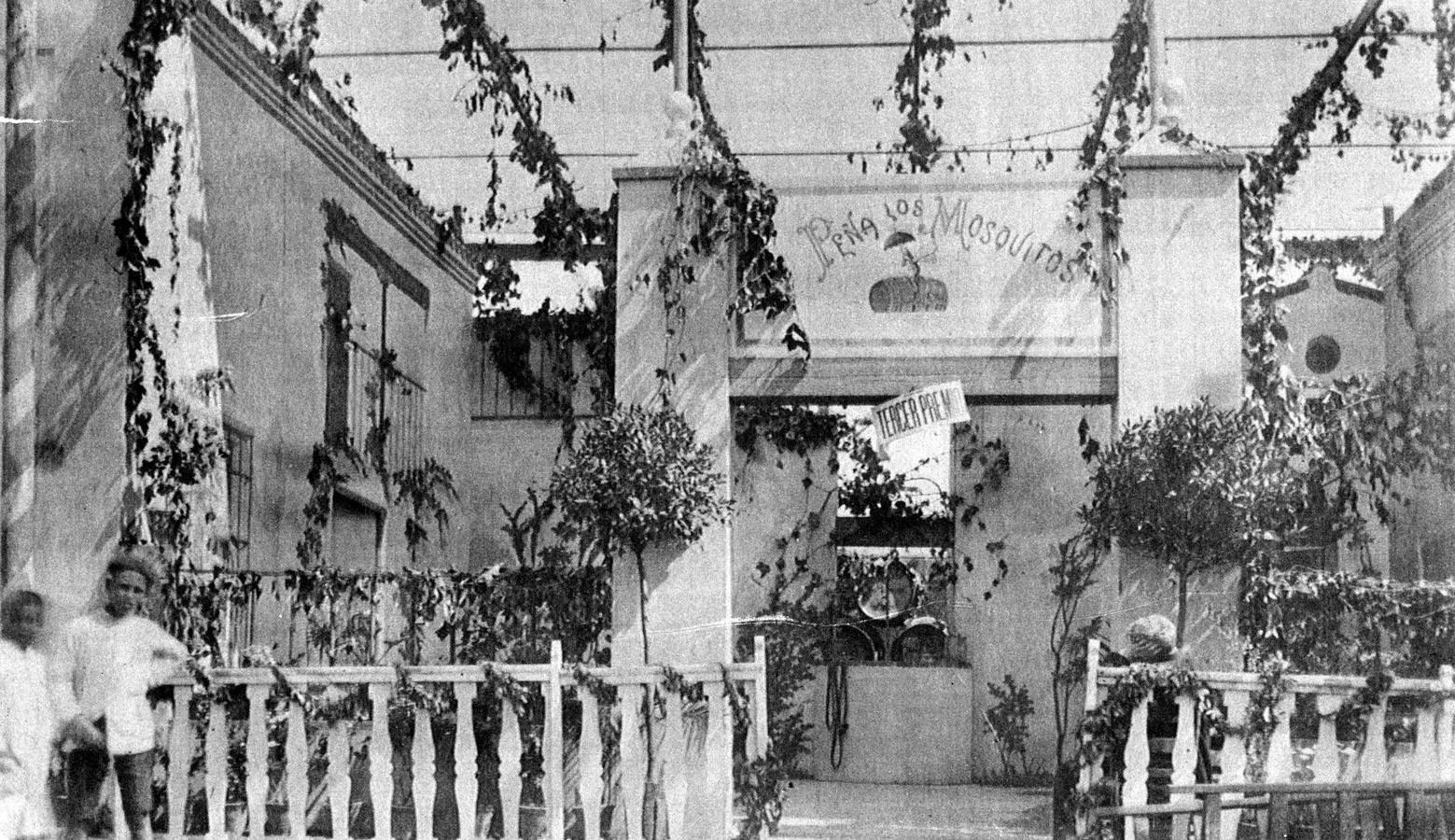 Peña Los Mosquitos durante la Feria de Abril de Sevilla de 1912. Tercer premio municipal