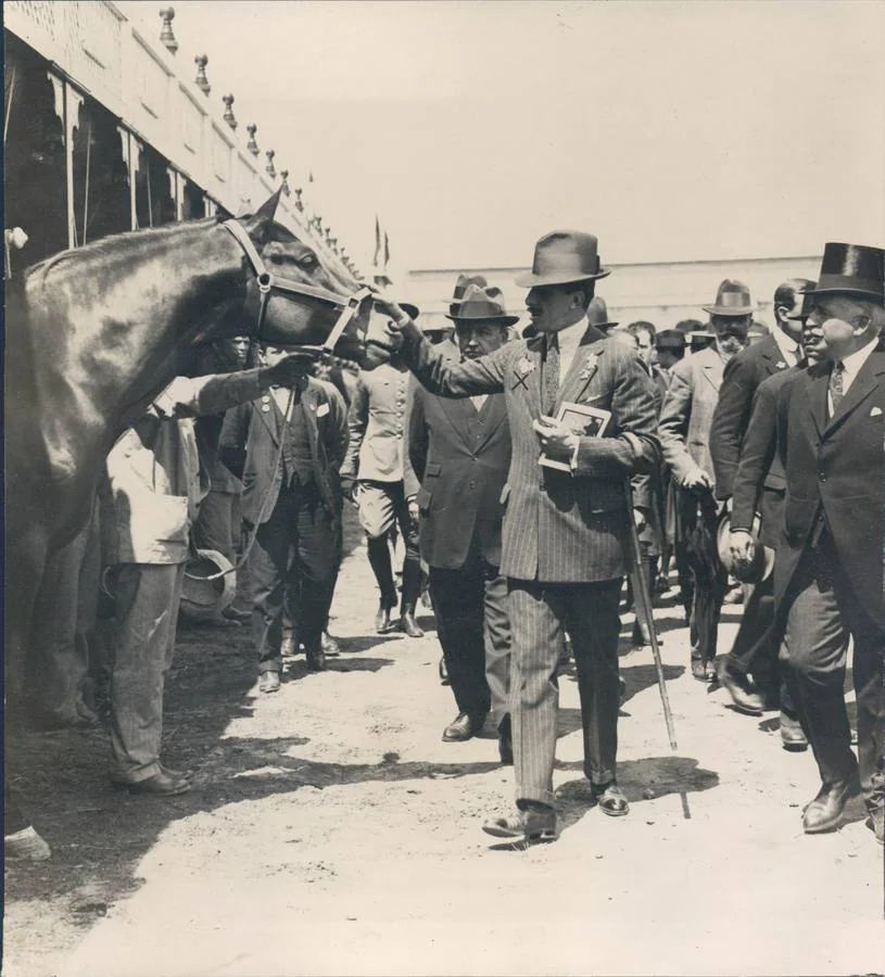 El Rey Alfonso XIII visitando la exposición de ganados en la inauguración de ﻿ de 1923