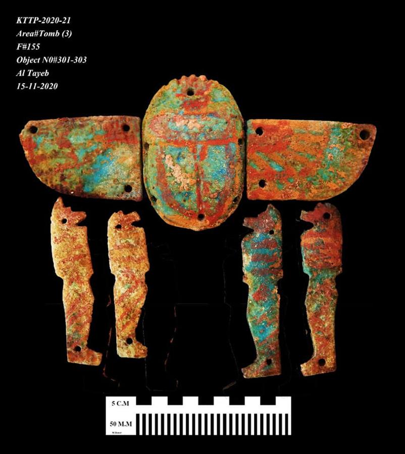 Anillos, escarabajos, vasijas de cerámica y ladrillos de adobe con el cartucho de Amenhotep III confirmaron la datación de esta ciudad de hace más de 3.000 años. 