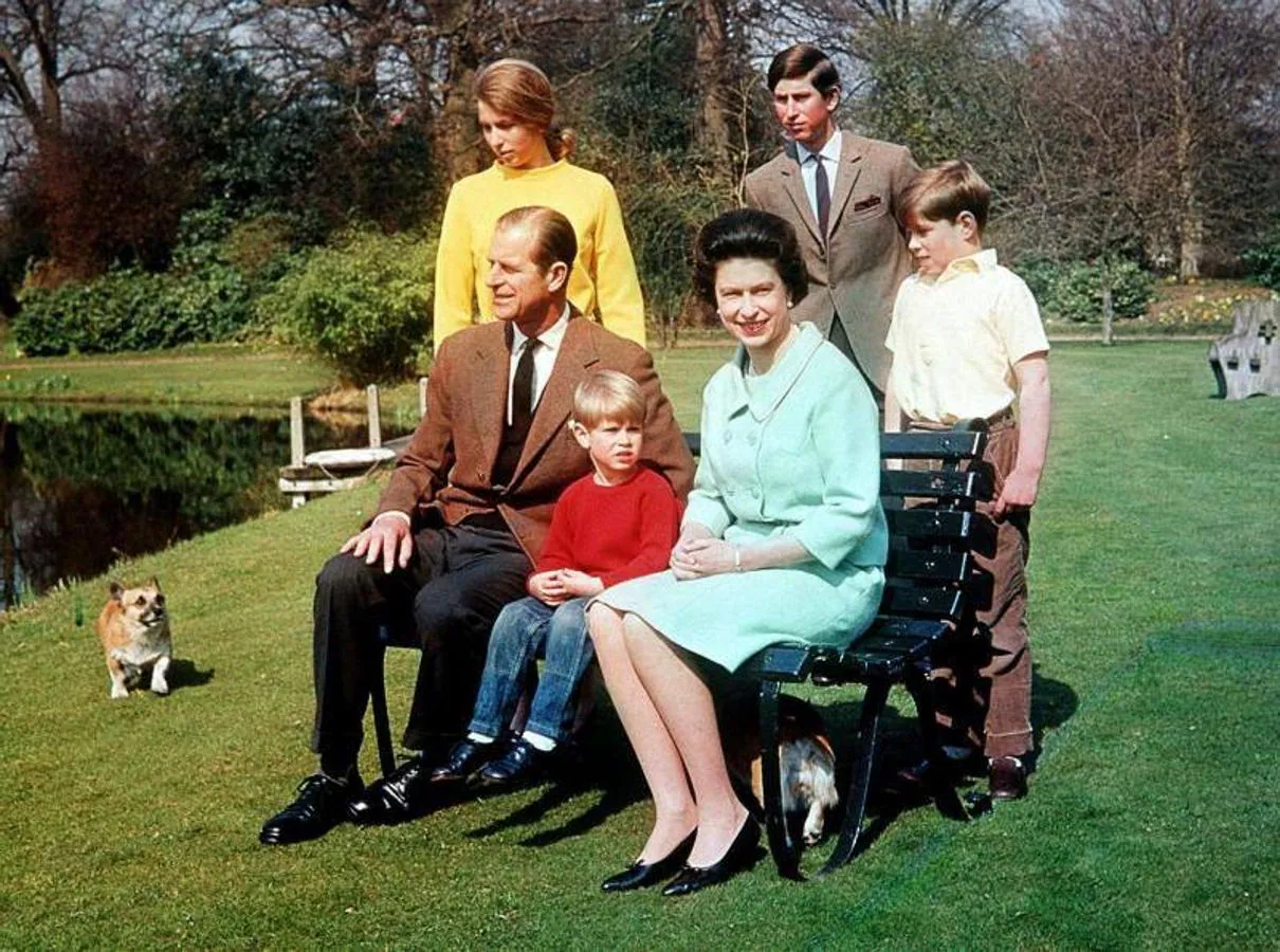 En esta foto de archivo de abril de 1968, la reina Isabel II se sienta en el jardín iluminado de Frogmore Estate, con su familia. 