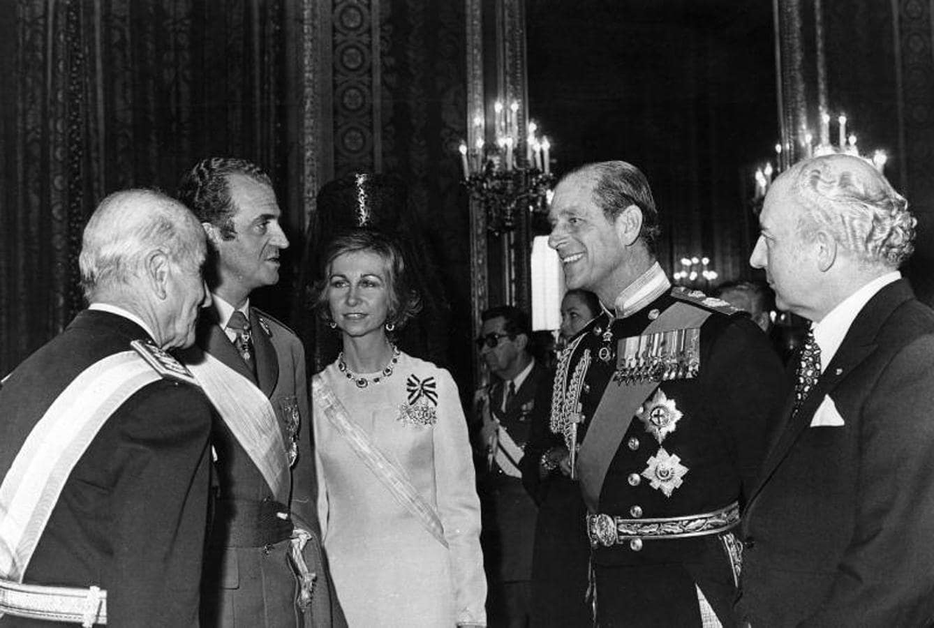 Los Reyes de España conversan con el Duque de Edimburgo y el presidente de Alemania, Walter Scheel, durante la recepción ofrecida en el Palacio Real con motivo a la proclamación oficial de Juan Carlos I como Rey de España. 