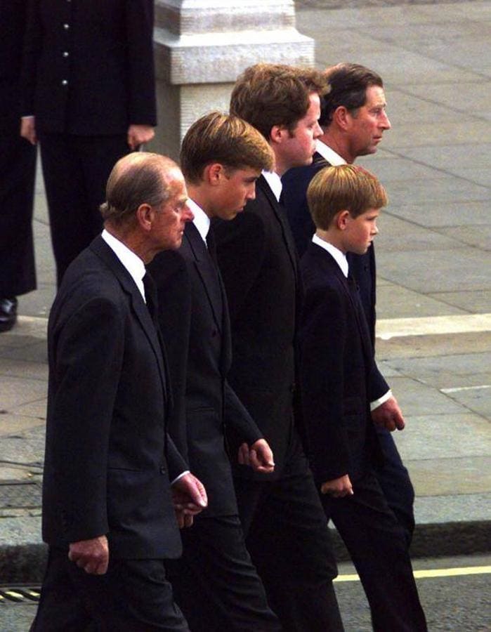 El Duque de Edimburgo acompaña al príncipe Carlos y sus nietos Guillermo y Enrique durante el funeral de Lady Di. 