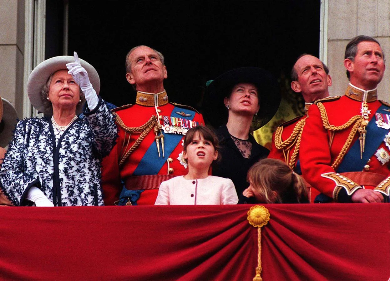 La familia Real británica observan el tradicional vuelo desde el balcón del Palacio de Buckingham. 