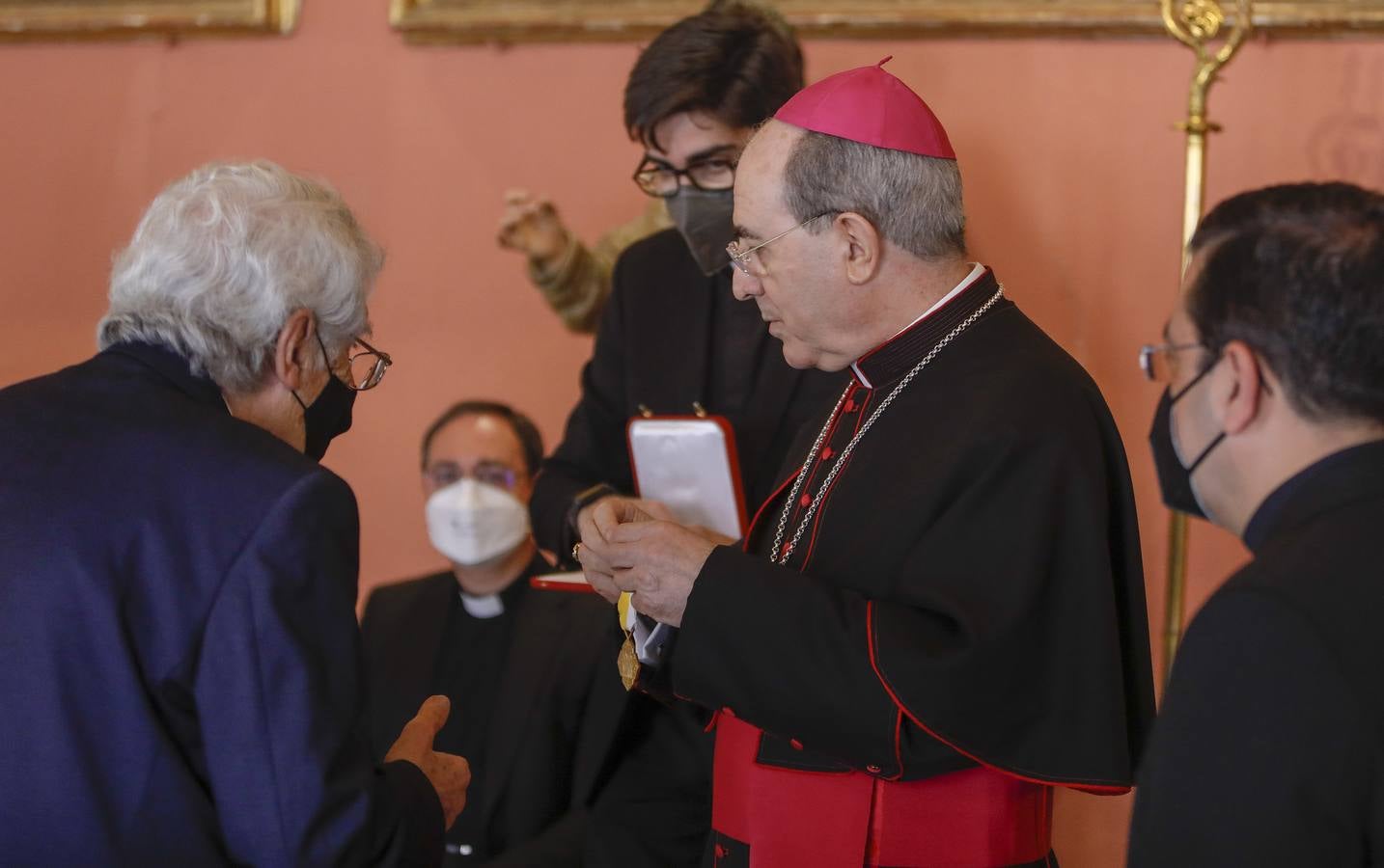 Enrique Ybarra y Rafael Manzano reciben la medalla Pro Ecclesia et Pontifice