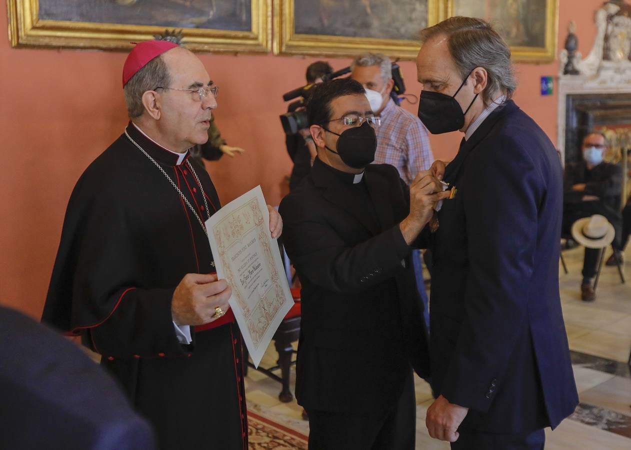 Enrique Ybarra y Rafael Manzano reciben la medalla Pro Ecclesia et Pontifice