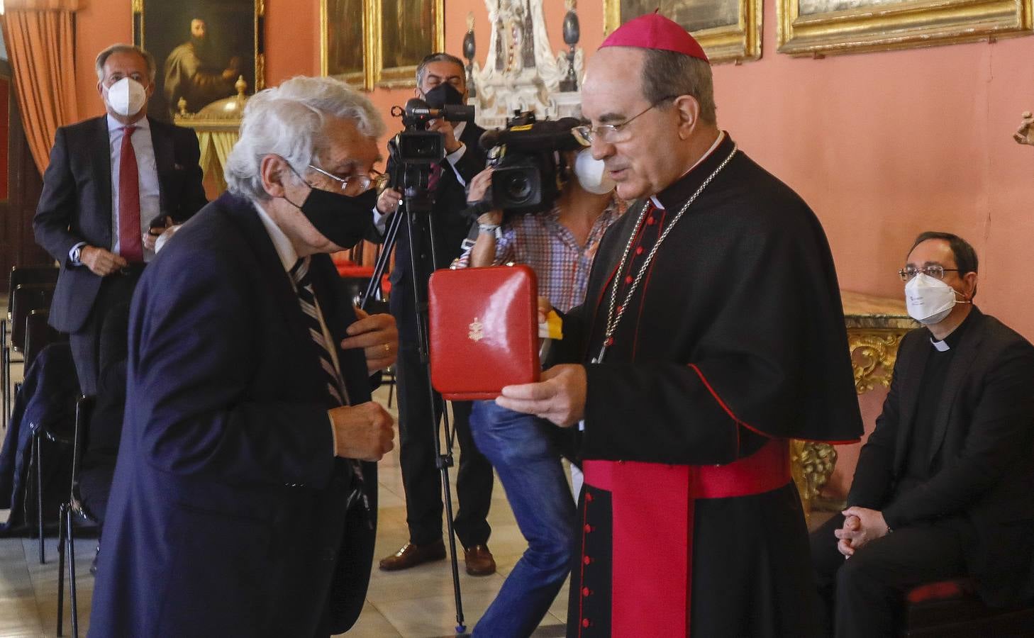 Enrique Ybarra y Rafael Manzano reciben la medalla Pro Ecclesia et Pontifice