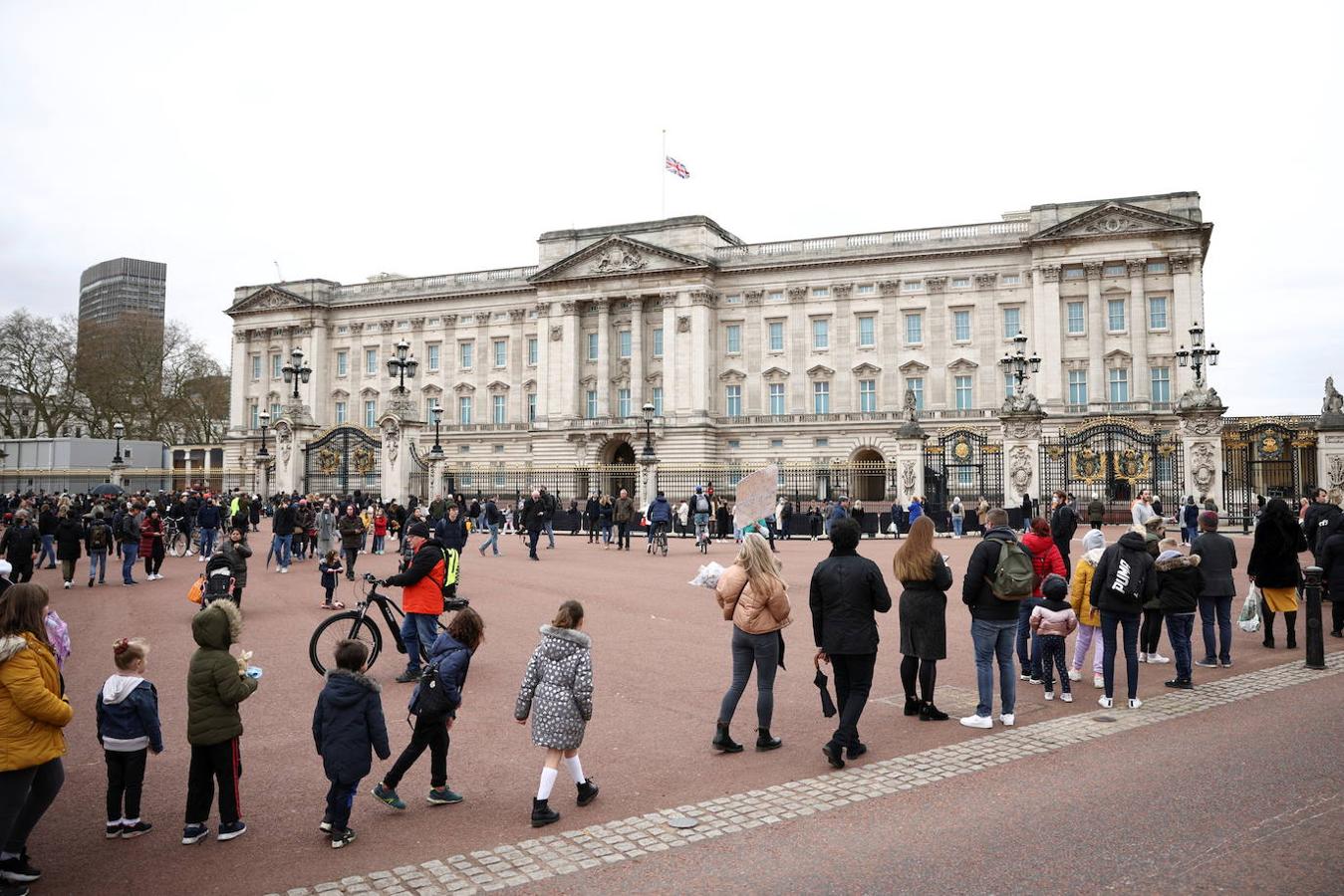 Colas de gente que acuden a presentar sus respetos ante el Palacio de Buckingham. 