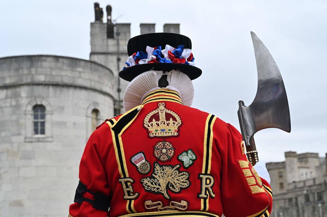 Un guarda de la Torre de Londres, antes de las salvas por Felipe de Edimburgo. 