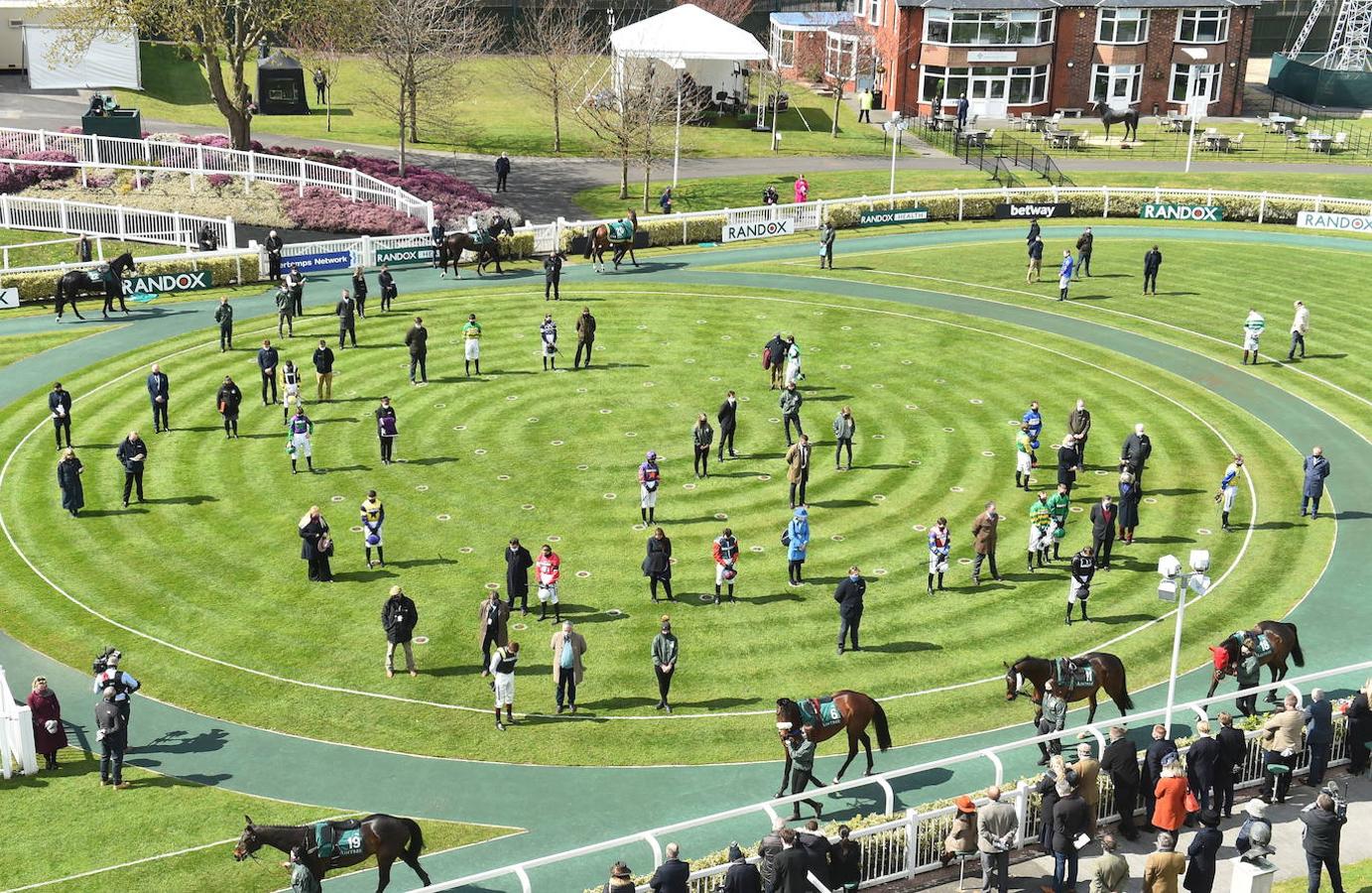 Jinetes y entrenadores rinden homenaje al Duque de Edimburgo en el hipódromo de Aintree. 