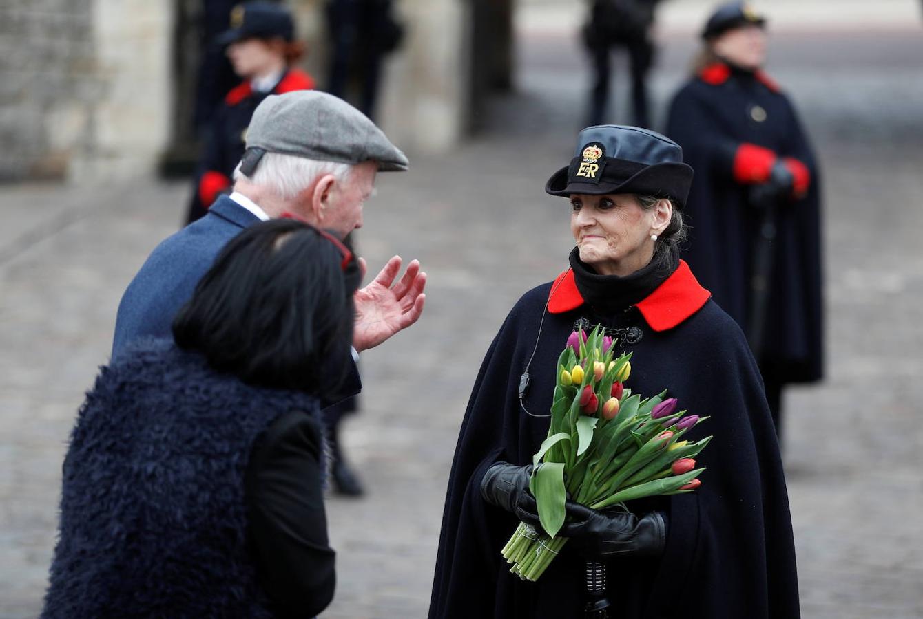 Una guardia del castillo de Windsor recibe flores en honor del Duque de Edimburgo. 