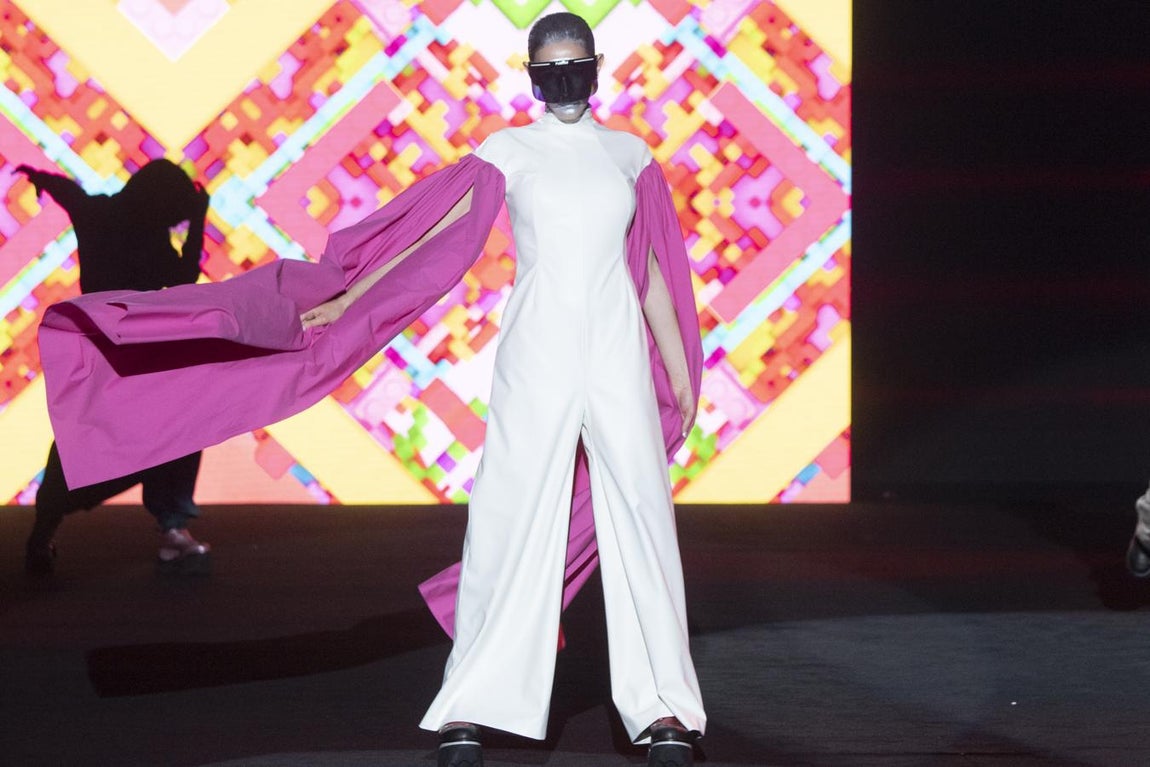 Mono de ecopiel con mangas de kimono. 