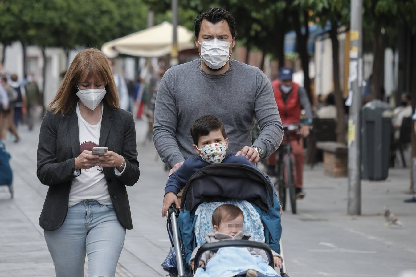 Ambiente primaveral por las calles de Sevilla