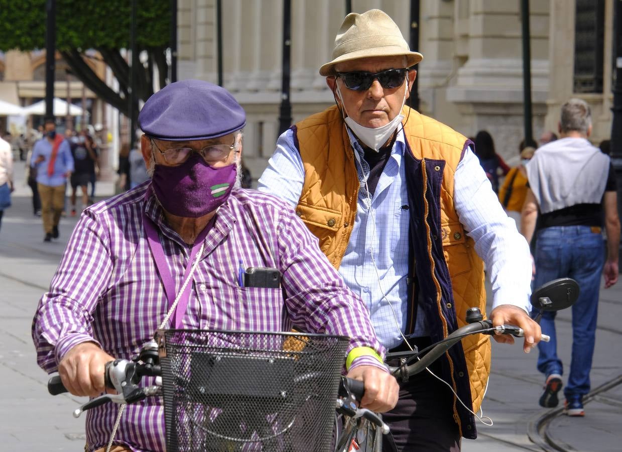 Ambiente primaveral por las calles de Sevilla