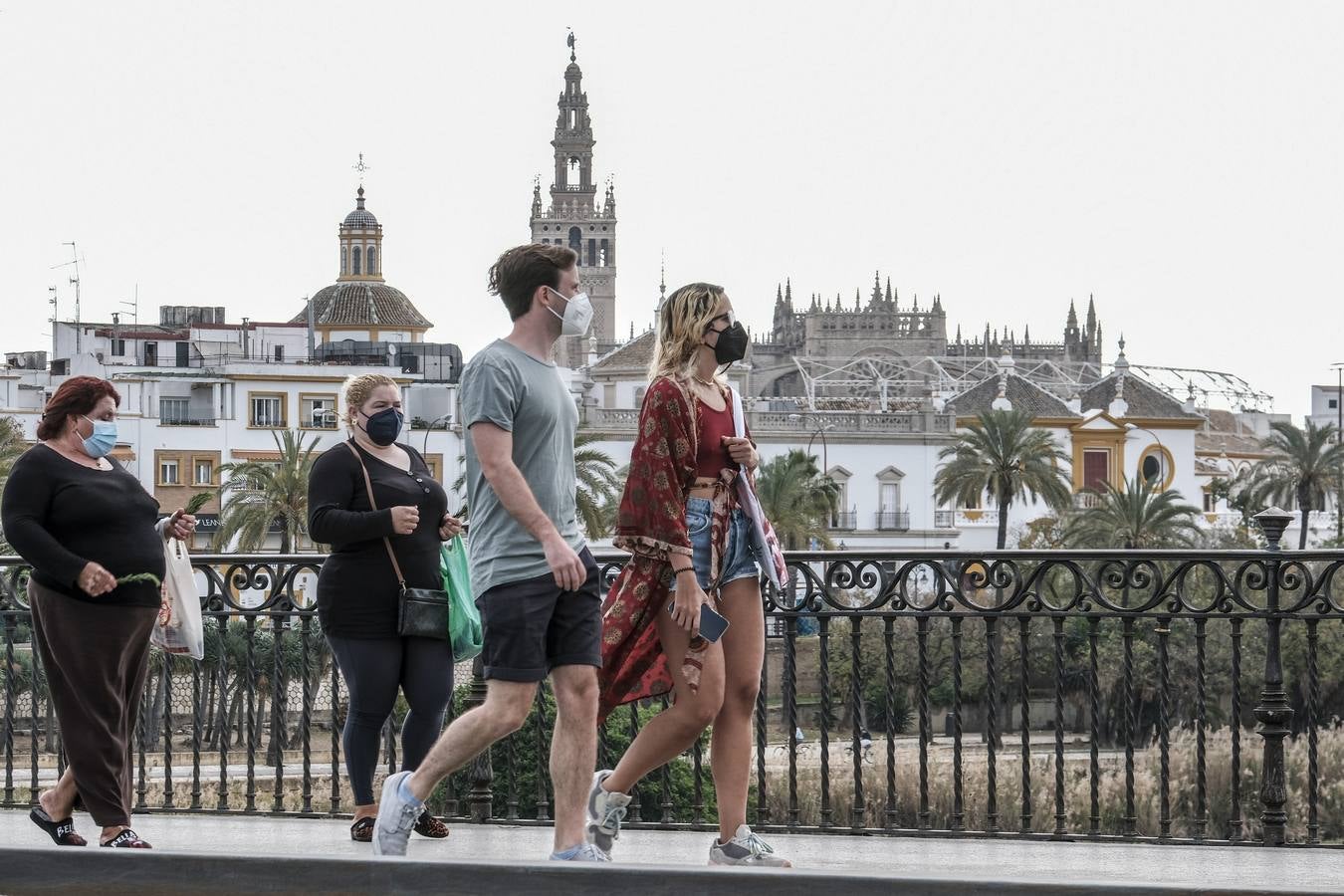 Ambiente primaveral por las calles de Sevilla