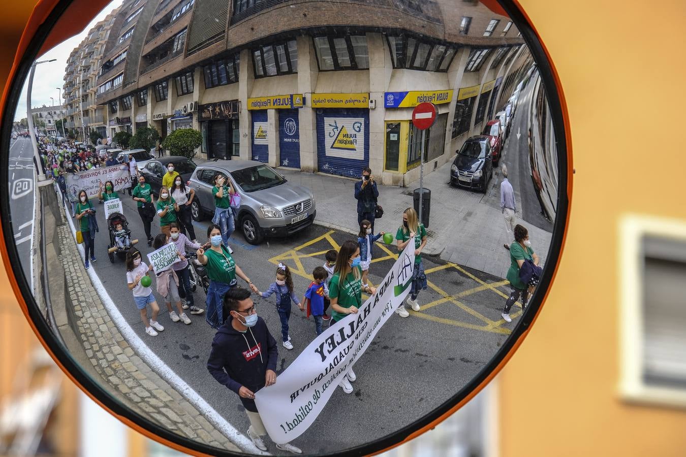 Manifestación de padres para protestar por los recortes en la educación pública