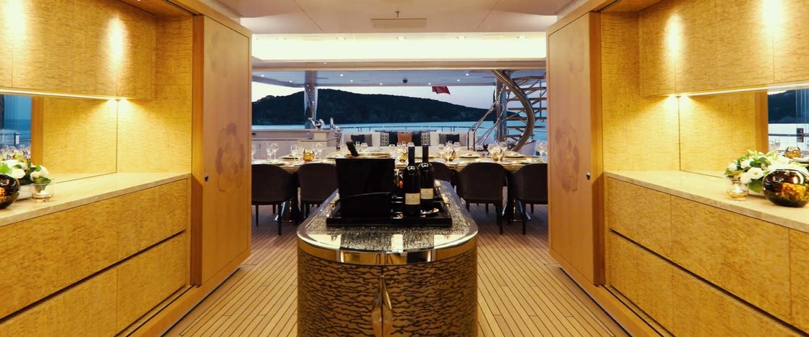 Joy, el yate de 80 millones de Michael Jordan. Por su parte, la cocina es de gran tamaño y comunica con el comedor de popa. Posee electrodomésticos de última generación y una isla central.