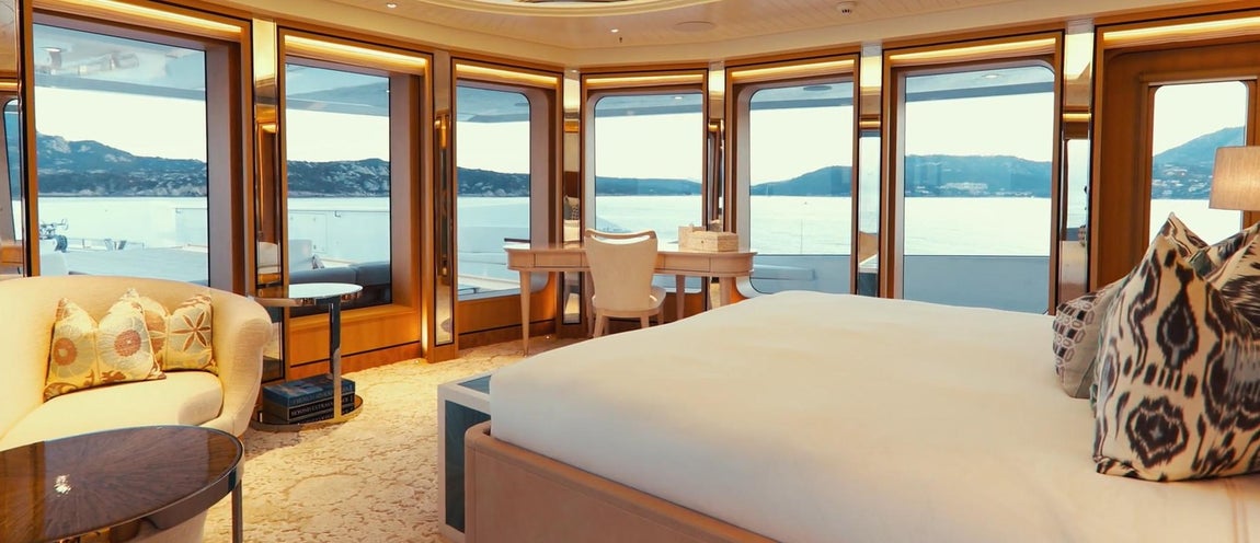 Joy, el yate de 80 millones de Michael Jordan. La cabina principal cuenta con vistas de 270 grados y acceso directo a la terraza. Tiene además vestidor, salón y un gran baño con jacuzzi.