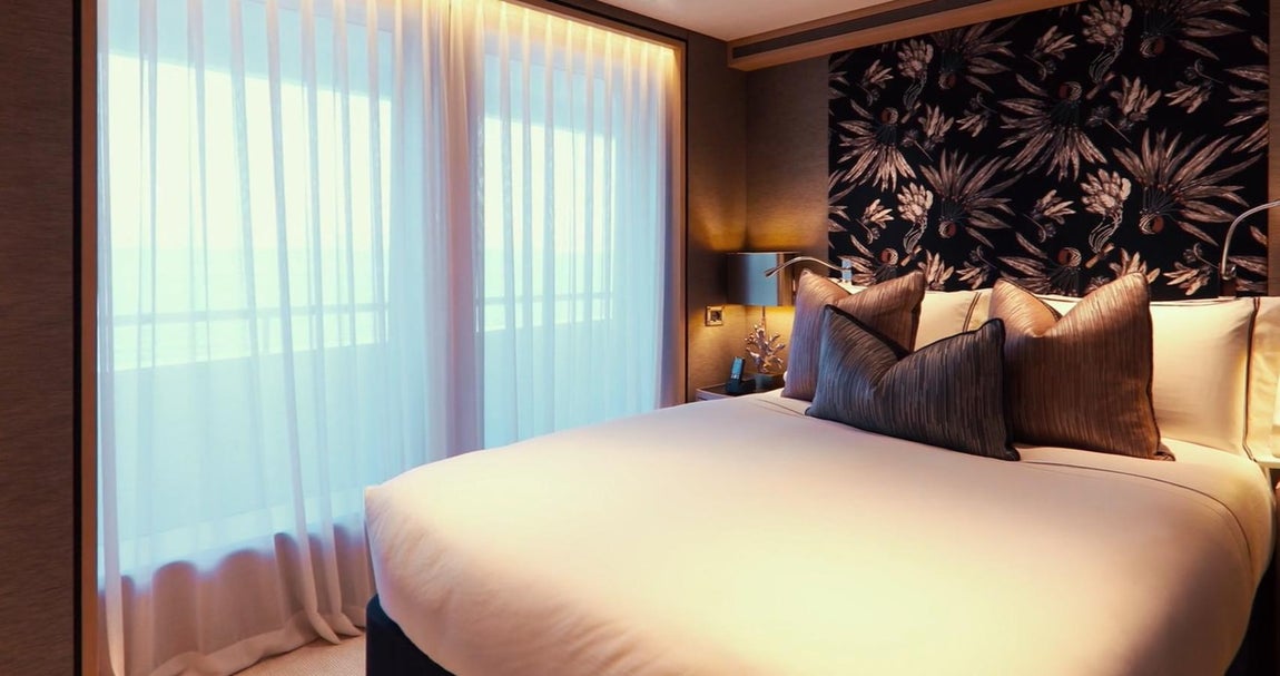 Joy, el yate de 80 millones de Michael Jordan. La cabina principal cuenta con vistas de 270 grados y acceso directo a la terraza. Tiene además vestidor, salón y un gran baño con jacuzzi.