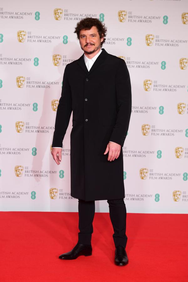 Pedro Pascal – Los mejor vestidos de los BAFTA. Hizo del total look black su elección con un traje negro slim fit de Prada que combinó con una camisa -sin corbata, eso sí- y un abrigo tres cuartos de corte clásico de la misma firma. Remató su conjunto con unos zapatos abotinados de Louboutin.