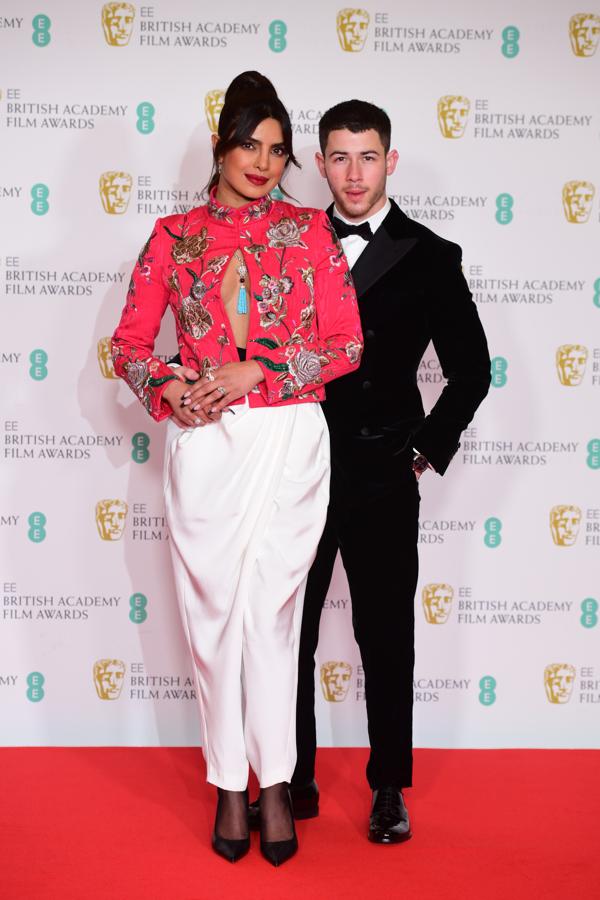 Nick Jonas y Priyanka Chopra – Los mejor vestidos de los BAFTA. La pareja fue una de las mejor vestidas de la noche, donde aunque ella acaparó bastante atención, él adoptó un segundo plano de una forma muy elegante con un traje negro de terciopelo con las solapas satinadas y una discreta pajarita.