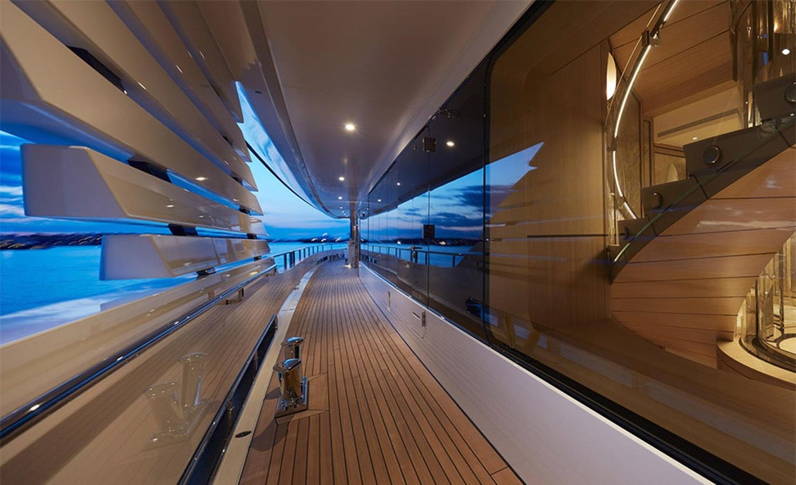 Joy, el yate de 80 millones de Michael Jordan. Todo está pensado al detalle, desde sus amplios pasillos a los grandes espacios al aire libre o el modo en el que se conectan las cubiertas con la proa que ofrece una panorámica de lujo sin ser vistos.