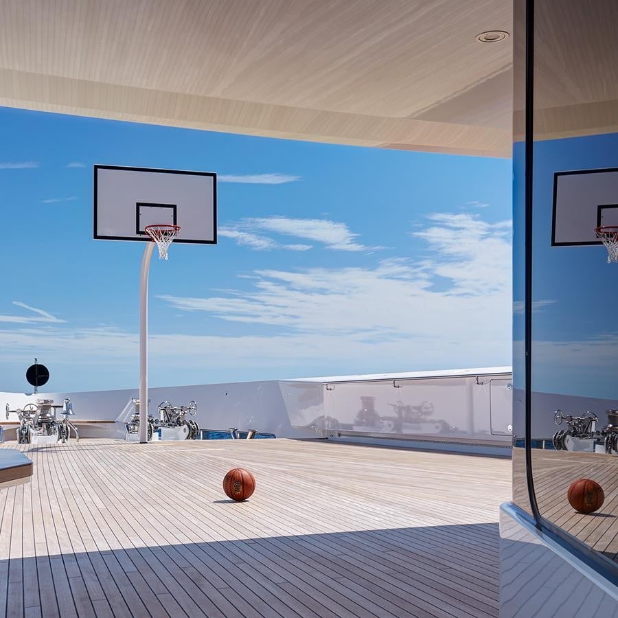 Joy, el yate de 80 millones de Michael Jordan. Como no podía ser menos, la cubierta de proa hace las veces de cancha de baloncesto y se conecta directamente con el camarote principal gracias a las ventanas del piso al techo que conecta ambos espacios.