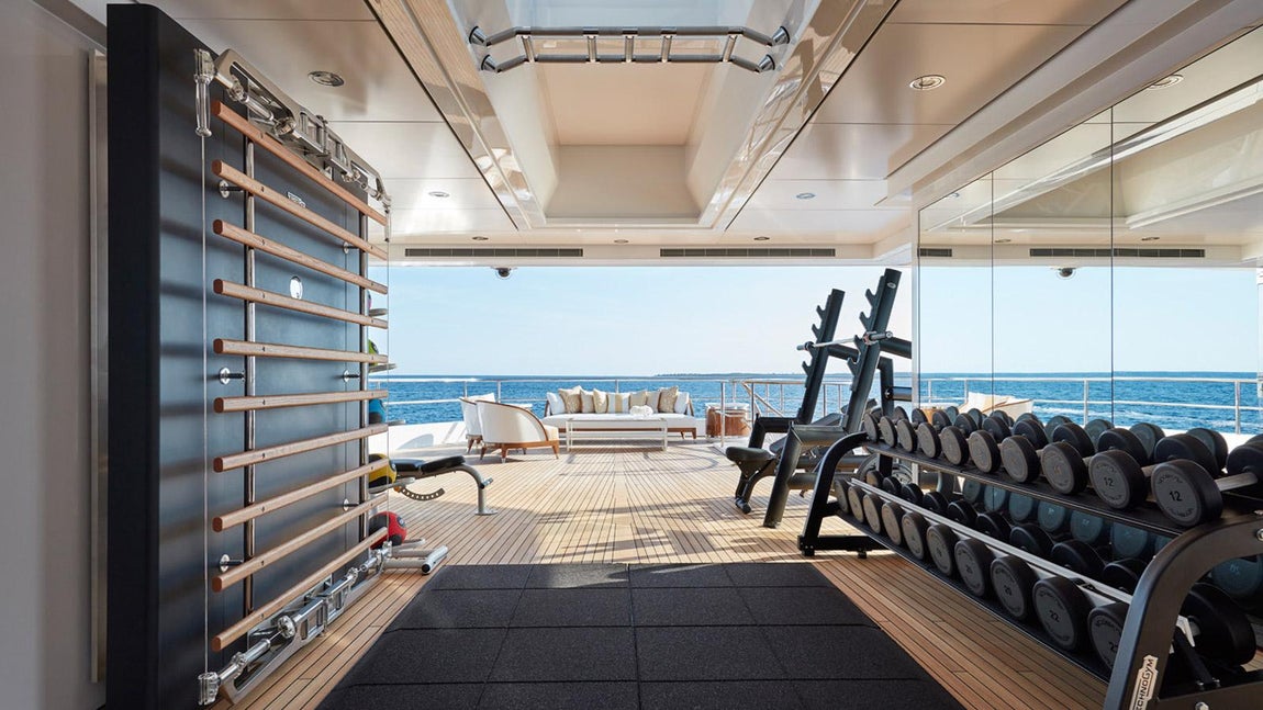 Joy, el yate de 80 millones de Michael Jordan. Tampoco falta un amplio gimnasio equipado con todo tipo de maquinaria de última generación que se presenta parcialmente cubierto, perfecto para entrenar disfrutando de la brisa del mar.