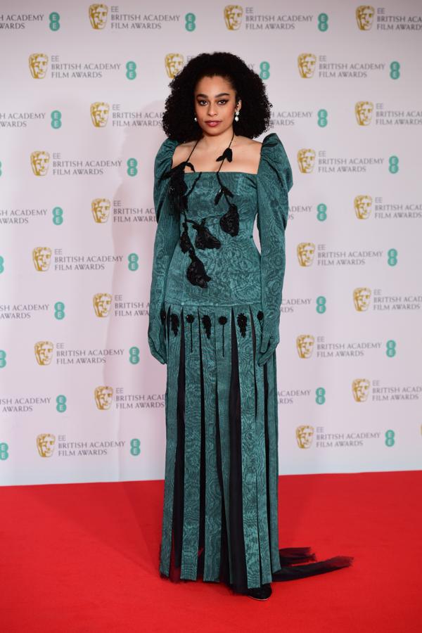 Celeste, en la alfombra roja de los Premios Bafta 2021. La cantante asistió a la ceremonia con un vestido verde de Dilara Findikoglu.