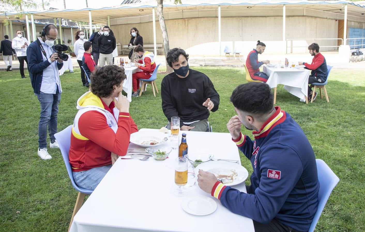 Cisco García junto a los chicos de Talento Cruzcampo