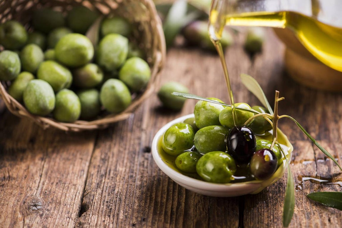 Aceitunas. Entre los alimentos probióticos, esos que aportan bacterias vivas beneficiosas, se encuentran las aceitunas aliñadas, muy típicas en los aperitivos mediterráneos. También nos ayudan con un relevante aporte de vitamina A.