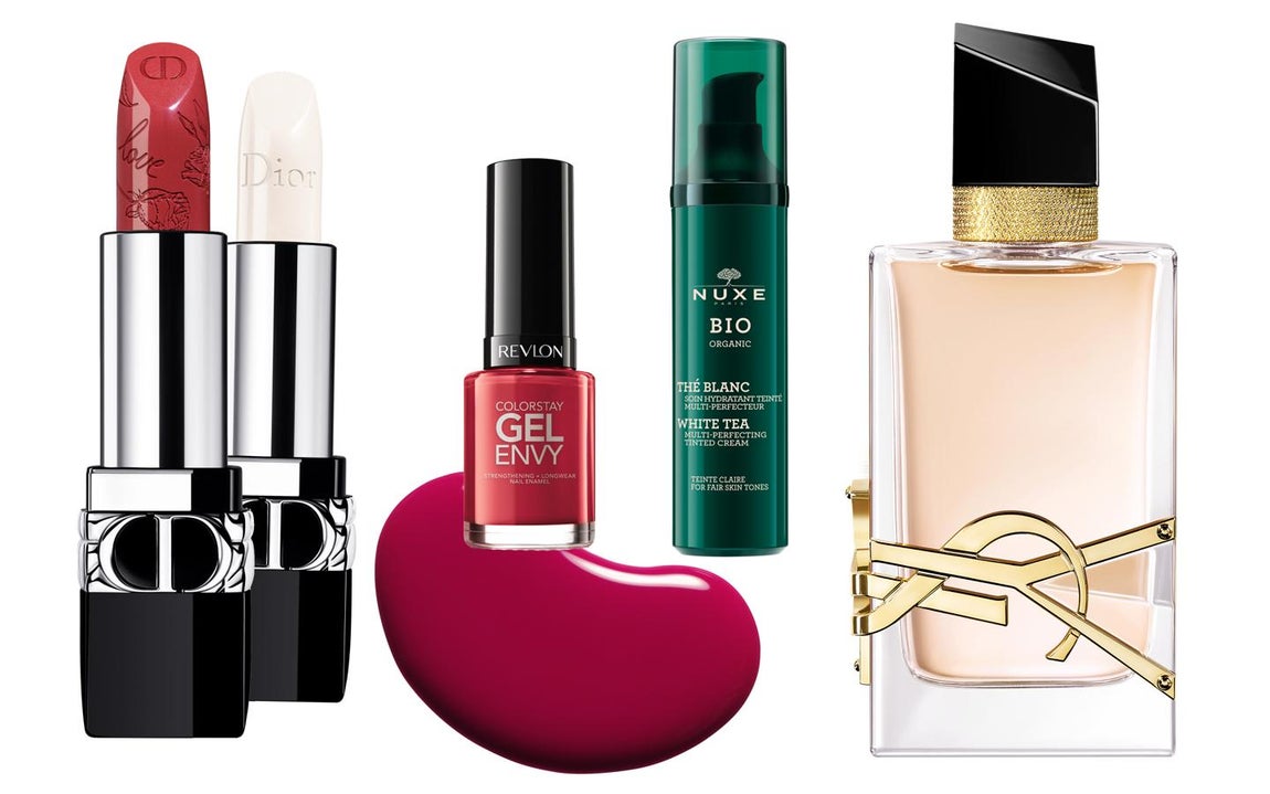 De izquierda a derecha: labiales de Dior, el de color es una edición especial con flores y la palabra 'Love' rotulada (43 €) y el incoloro (Satin Balm, 41 €) es hidratante y perfecto para recuperar durante el día los labios resecos por la mascarilla. Laca de uñas efecto gel de Revlon, muy duradera, fácil de aplicar y de color rotundo (hay 14 tonos, cada uno 7,95 €). Hidratante facial con color de la línea bio de Nuxe (41,90 €), de agradable textura y aroma y muy cubriente. Perfume Libre, de Yves Saint Laurent, una fragancia sensual y sin embargo fresca y luminosa, perfecta para esta temporada (su imagen es Dua Lipa y la edición de 60ml cuesta 90 €).
