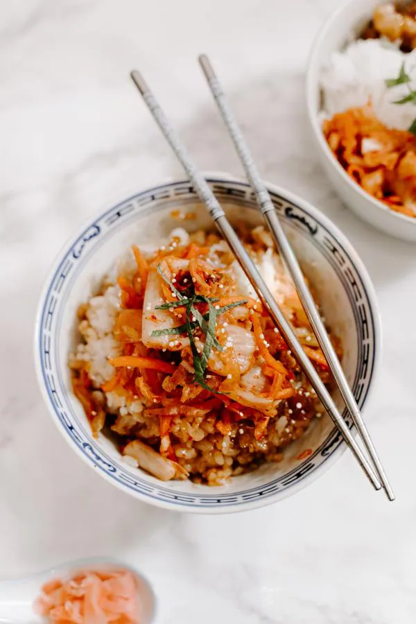 Kimchi. Este fermentado de origen coreano no solo está riquísimo, sino que, con un par de búsqueda por internet podrás dar con su receta para poder prepararlo tú mismo en casa.
