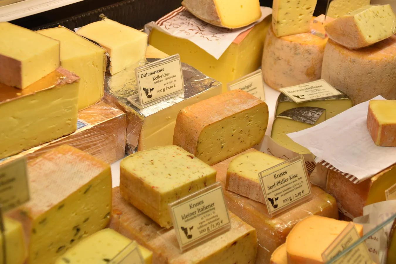Queso. El queso es una gran fuente de probióticos para nuestra dieta. Las variedades de queso más blandos, como los quesos frescos, la mozzarella o el cottage no solo tienen un gran aporte de calcio, también ayudan a nuestra microbiota.