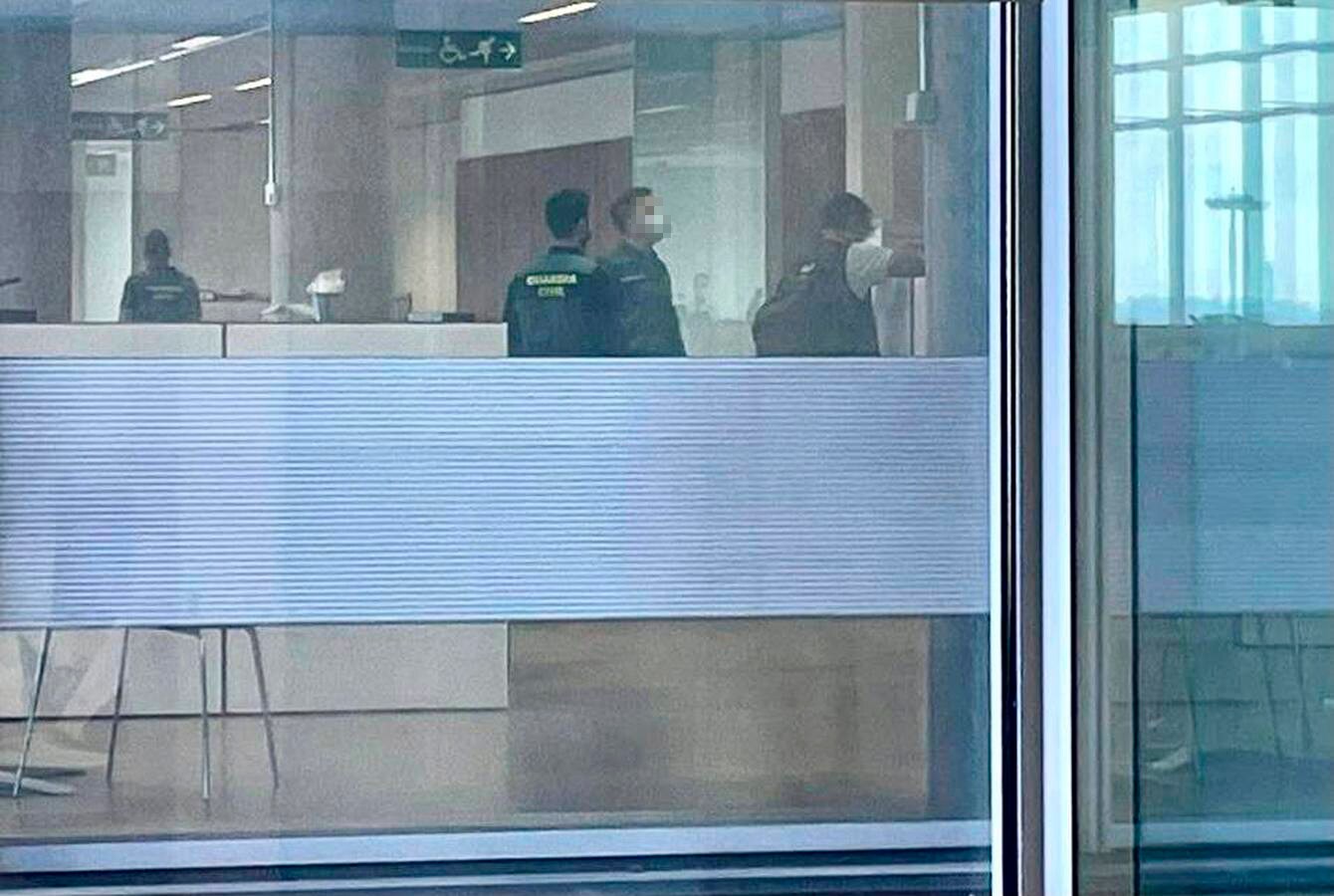 En imágenes, el registro de la Guardia Civil en la sede de Abengoa en Sevilla