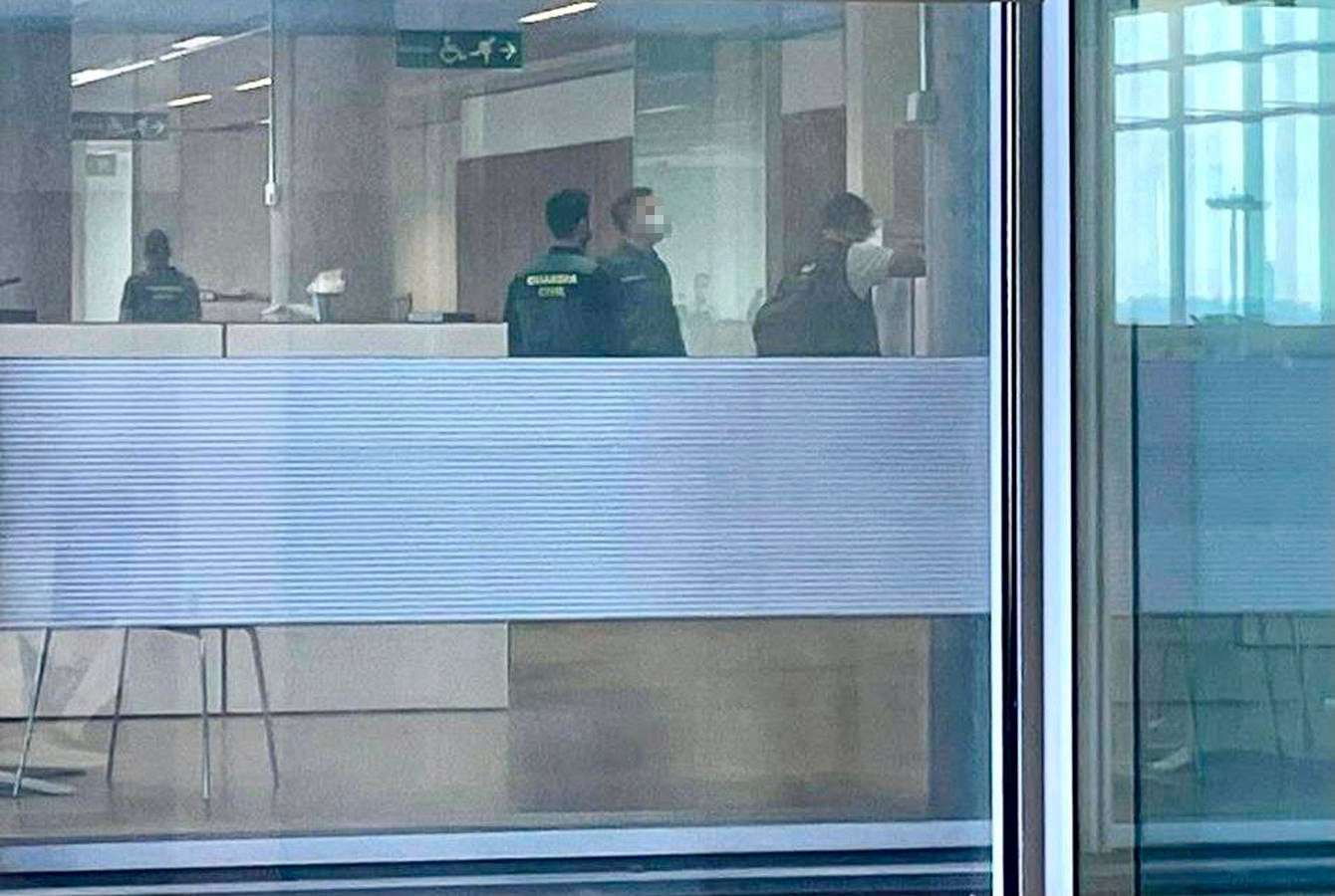 En imágenes, el registro de la Guardia Civil en la sede de Abengoa en Sevilla