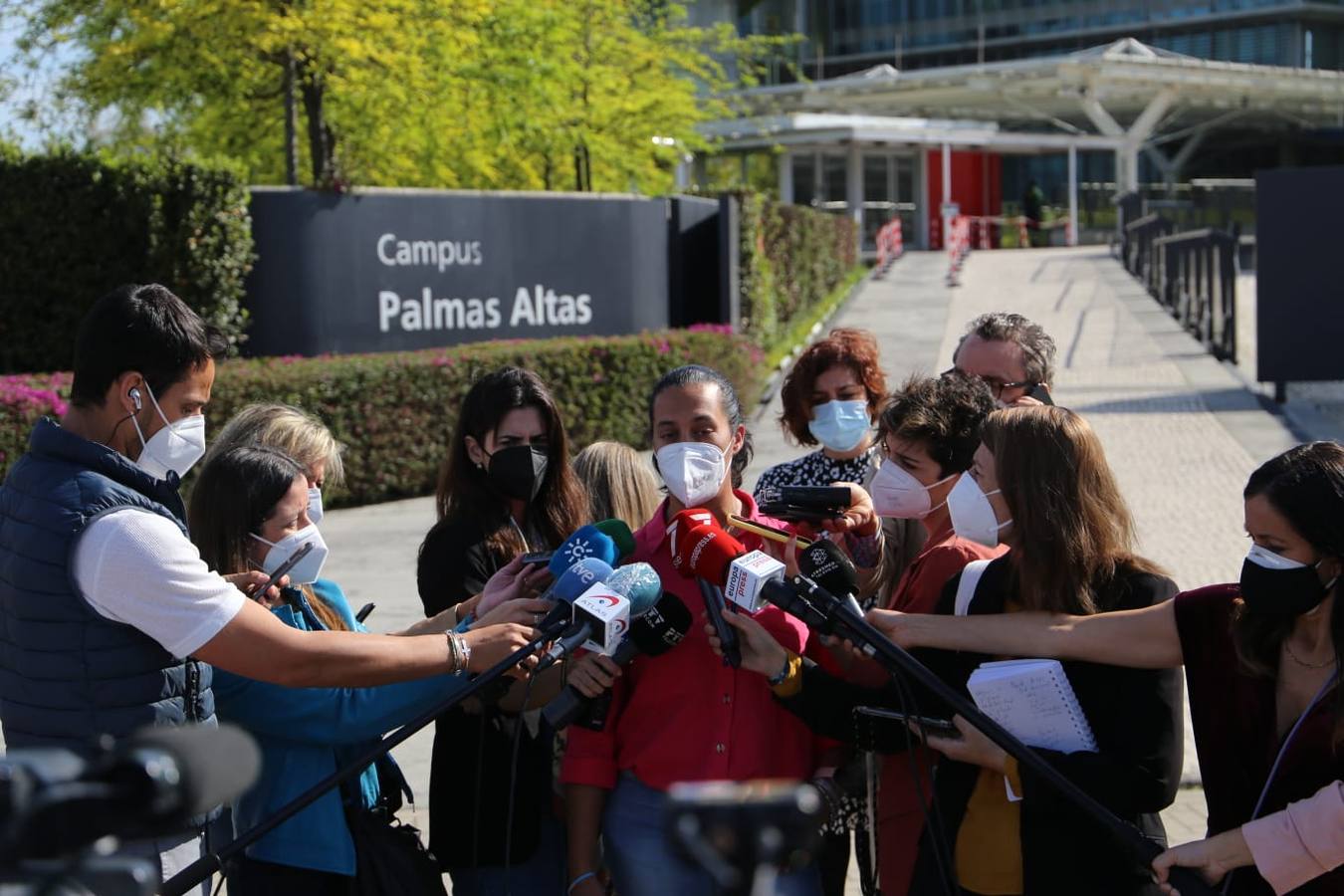 En imágenes, el registro de la Guardia Civil en la sede de Abengoa en Sevilla