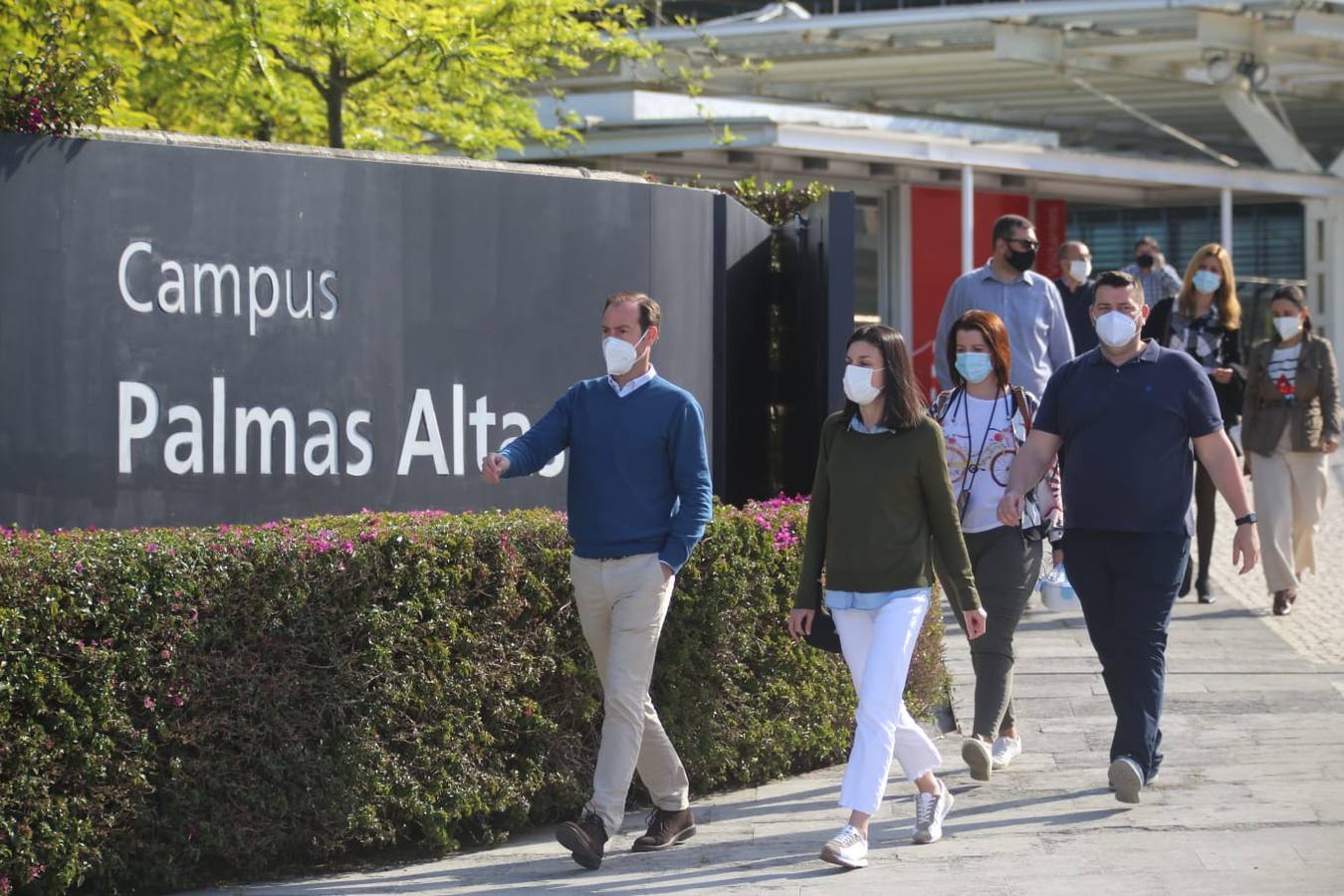 En imágenes, el registro de la Guardia Civil en la sede de Abengoa en Sevilla