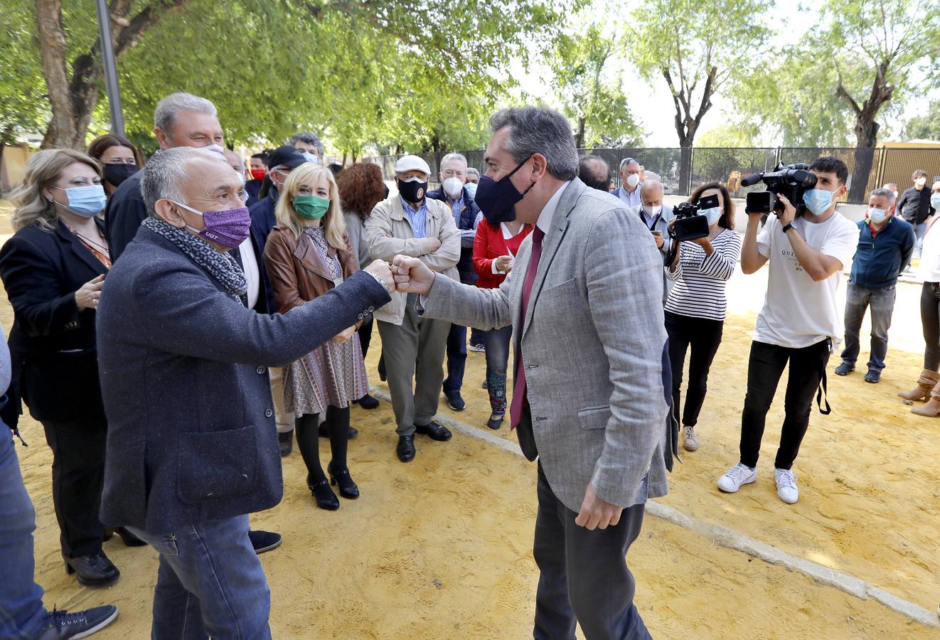 Fotogalería: Rotulación del nuevo Paseo Nicolás Redondo Urbieta en Sevilla