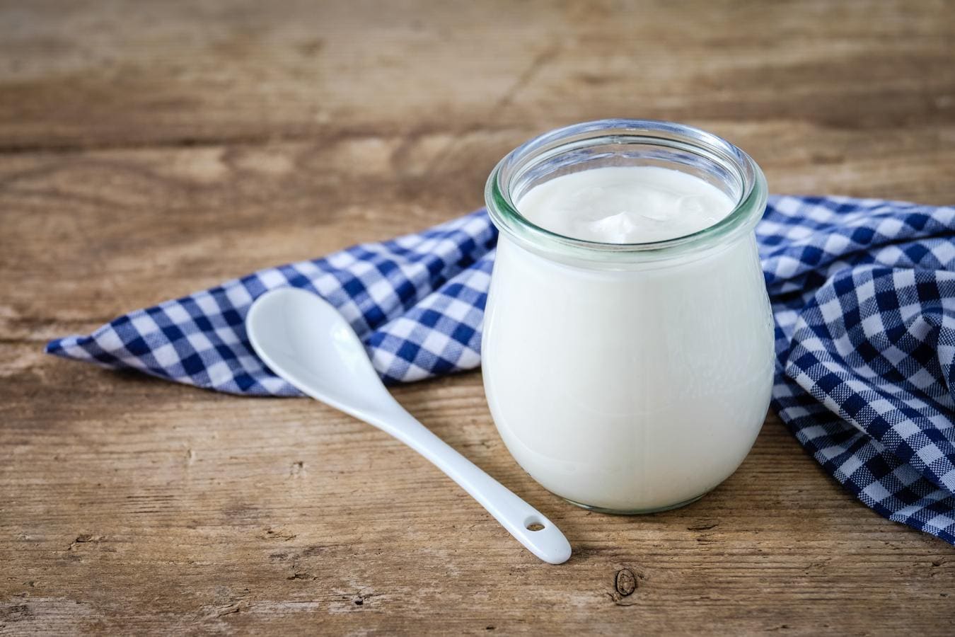 Yogur. Consideramos el yogur el alimento probiótico por excelencia. Una de las ventajas de consumirlo es que posee una proteína más digerible que la leche (con menos lactosa), lo que hace que se absorba mejor en el organismo.