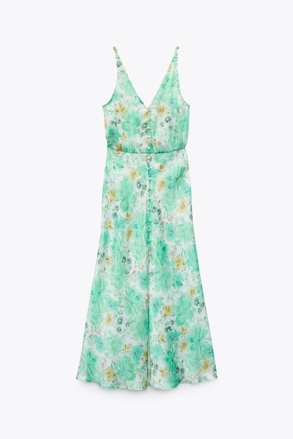 Vestido estampado en color vesde de Zara (39,95€). 