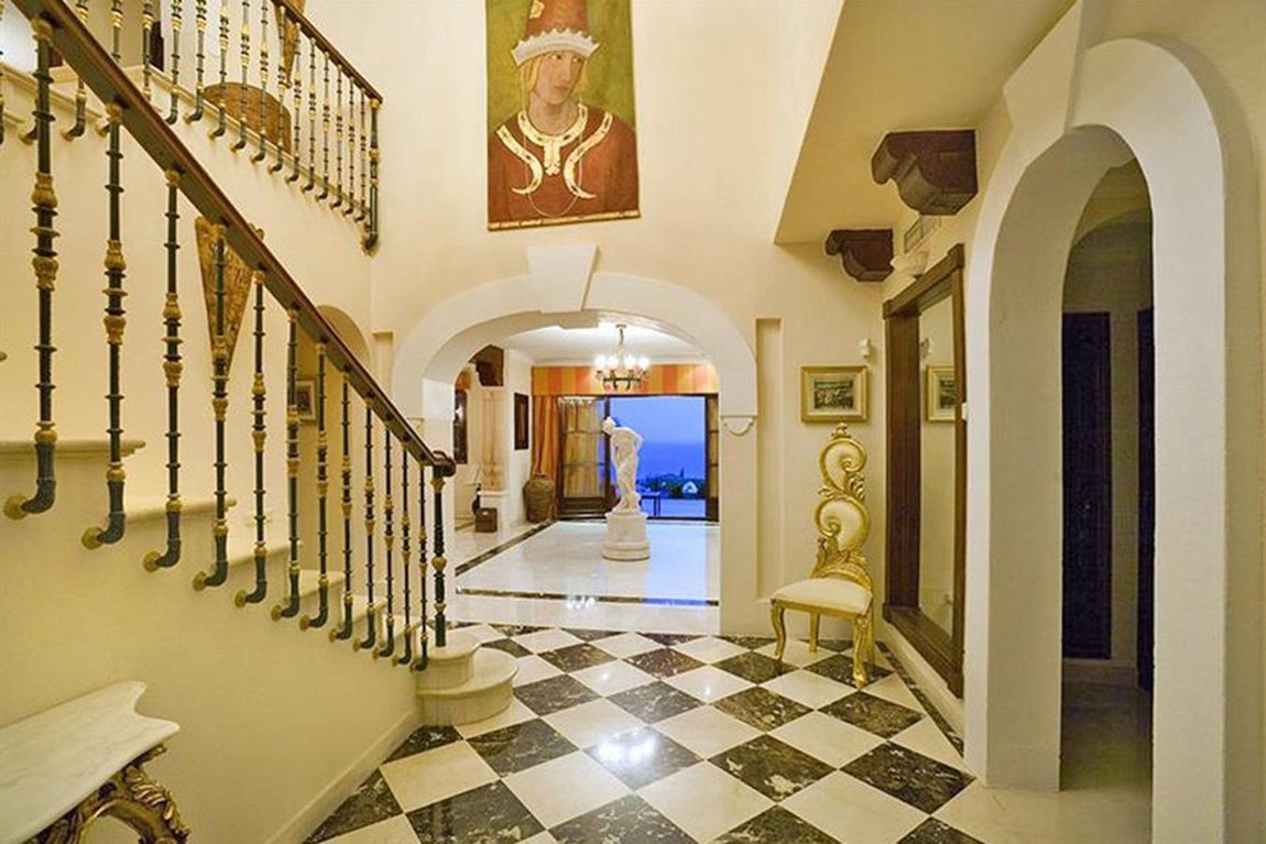 La mansión de Djokovic en Marbella. La mansión tiene una superficie de 1.000 metros cuadrados distribuidos en tres plantas muy luminosas con los techos altos y grandes ventanales