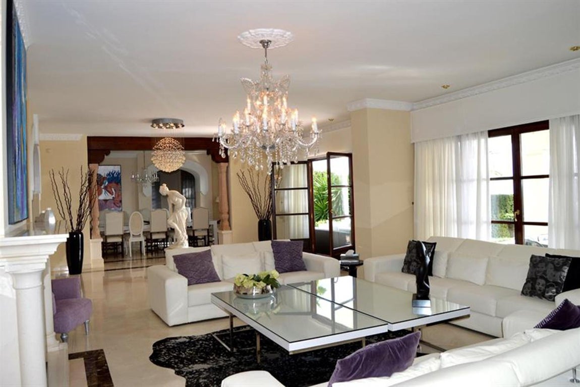 La mansión de Djokovic en Marbella. La decoración es bastante clásica y sigue una paleta de colores neutros con alguna pincelada más potente que viene de la mano de los textiles, como se puede comprobar en uno de los salones de la planta baja que comunica con el jardín