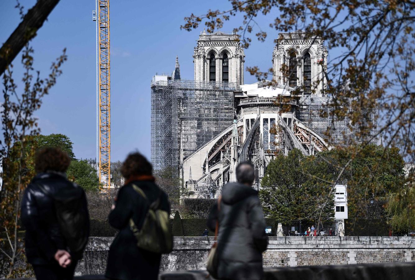 Exterior de Notre Dame el 14 de abril de 2021