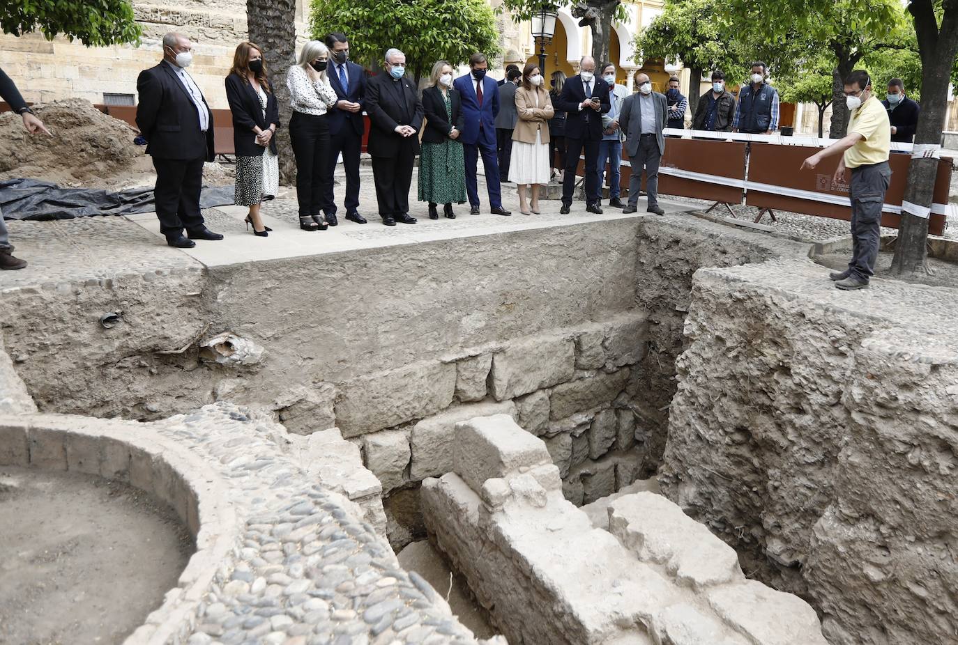 La visita de la consejera de Cultura a las excavaciones de la Mezquita-Catedral de Córdoba, en imágenes