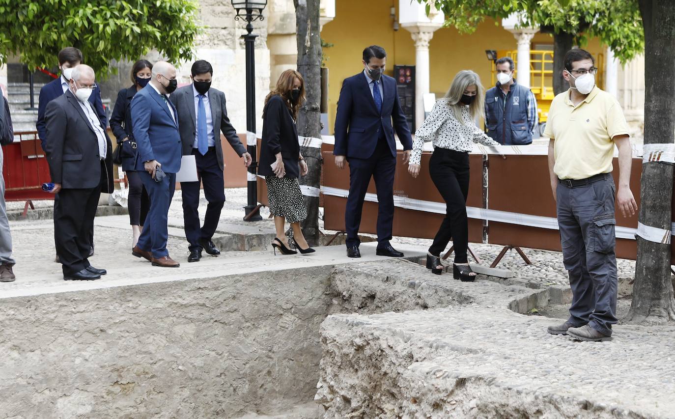 La visita de la consejera de Cultura a las excavaciones de la Mezquita-Catedral de Córdoba, en imágenes