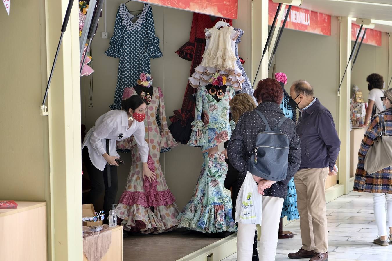 Mercadillo de moda flamenca en la Plaza Nueva de Sevilla