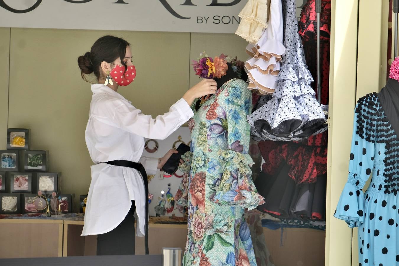 Mercadillo de moda flamenca en la Plaza Nueva de Sevilla